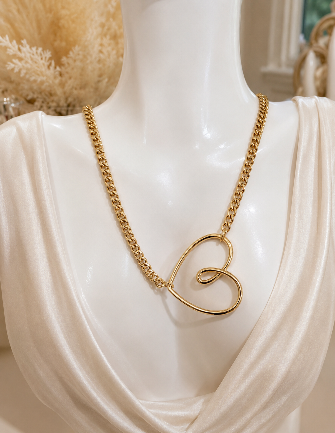 Side heart chain necklace