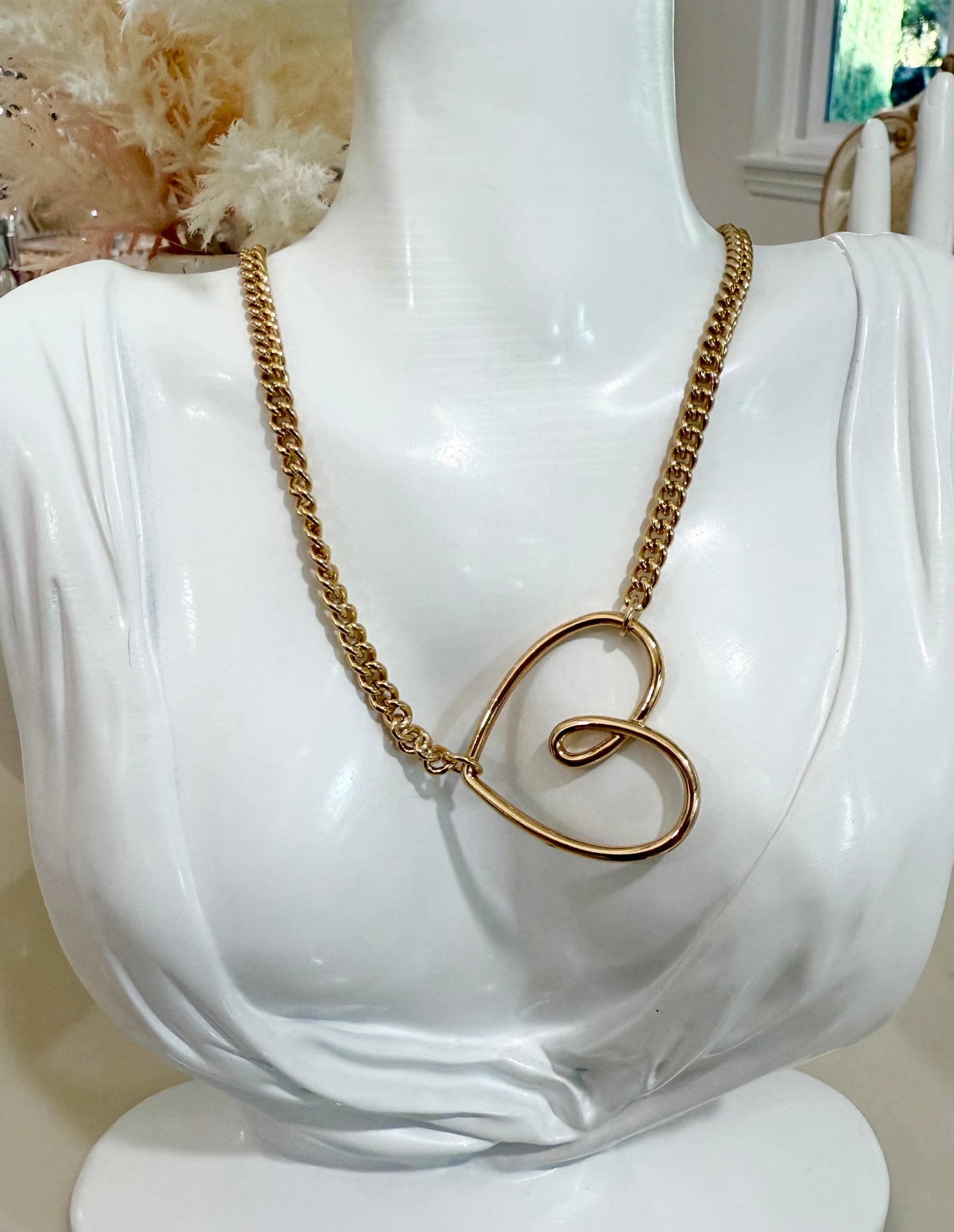 Side heart chain necklace